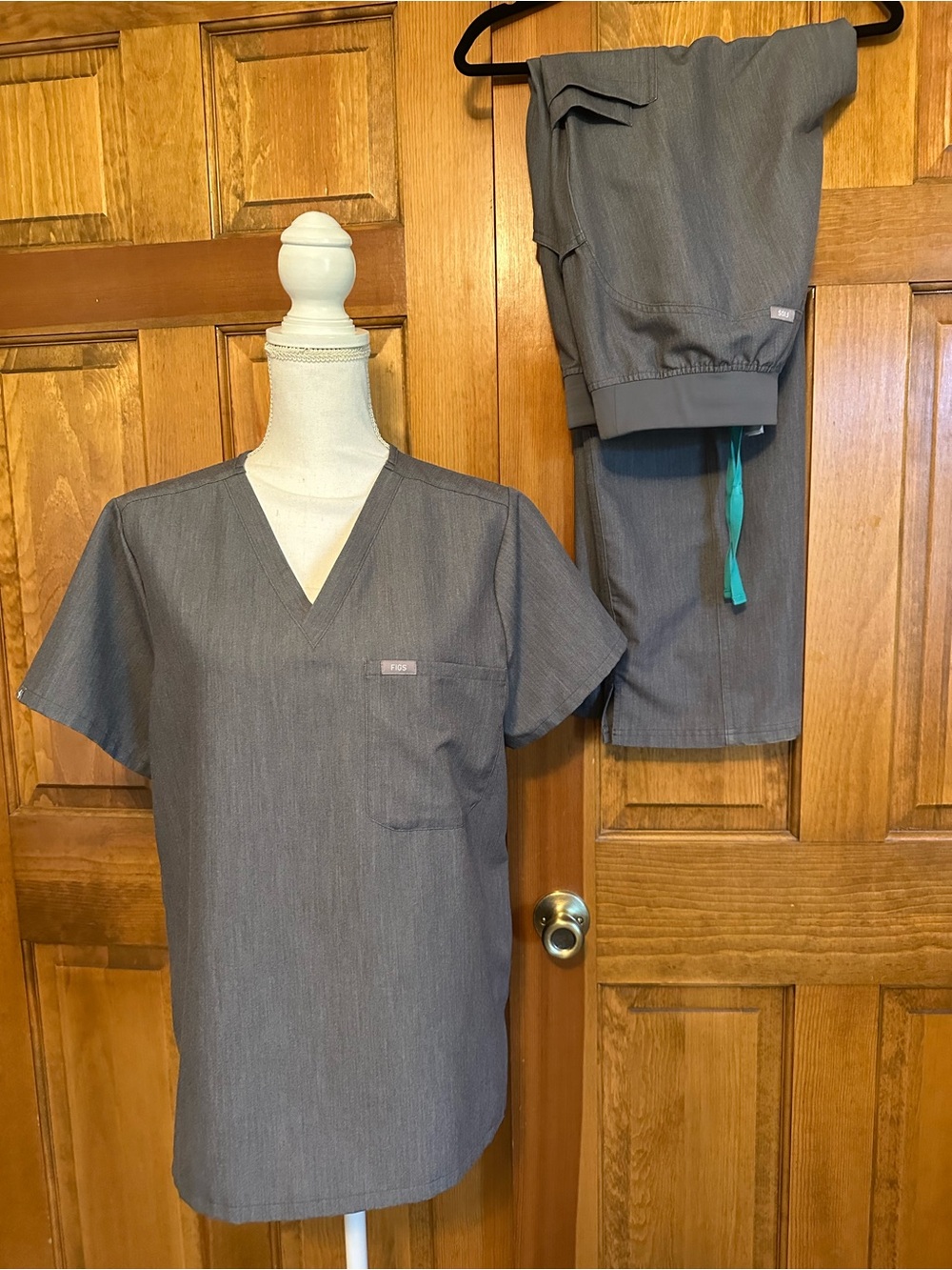 Figs women’s Graphite Catarina Scrub Top Large and Kade Cargo Large Tall